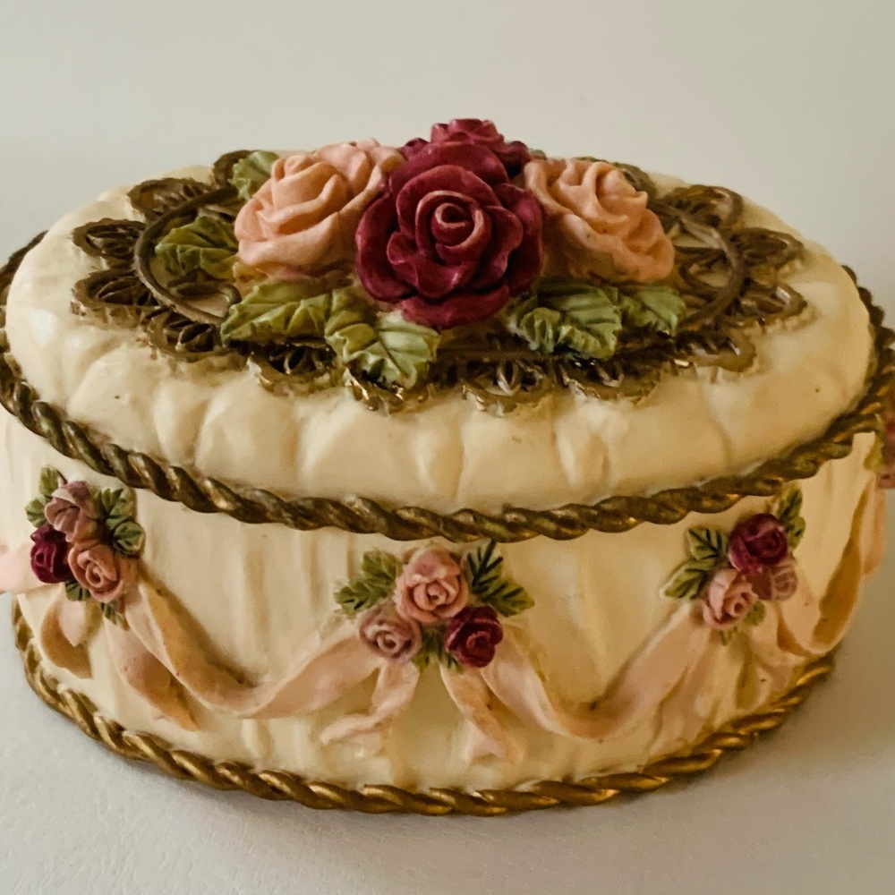 Vintage dezine trinket box